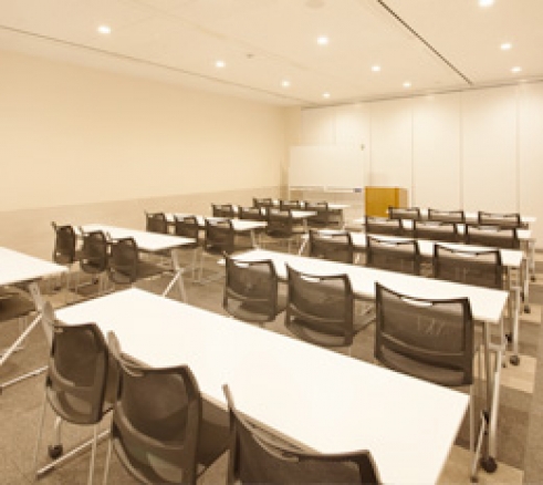 リロの会議室　コンフォート新宿